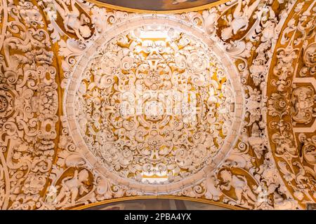 Sevilla, Spanien - 11. März 2023: Decke der Kuppel der Kirche Santa Maria la Blanca im Stadtviertel San Bartolome von Sevilla, Andalu Stockfoto