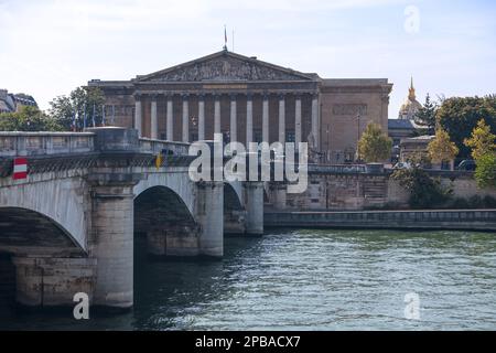 Palais Bourbon, Belagerung der „Assemblée Nationale“, Pont de la Concorde über die seine und die goldene Kuppel des Invalides in Paris. Stockfoto