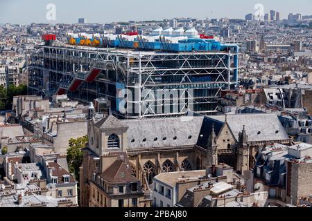 Paris, Frankreich - Juli 07 2017: Elglise Saint-Merri With Behind, Centre Pompidou. Stockfoto