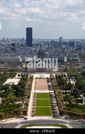 Blick auf den Champ de Mars vom Eiffelturm. Im Hintergrund sehen wir auch den Mur pour la Paix, den Ecole Militaire und die Tour Montparnase. Stockfoto