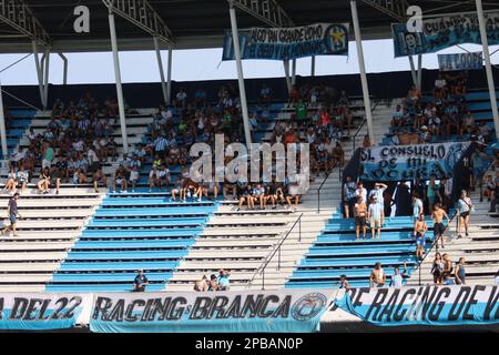 Avellaneda, Argentinien, 12, März 2023. Fans unterstützten die Wärme während des Spiels zwischen Racing Club und Club Atletico Sarmiento, Spiel 7, Professional Soccer League of Argentina 2023 (Liga Profesional de Futbol 2023 - Torneo Binance). Kredit: Fabideciria. Stockfoto