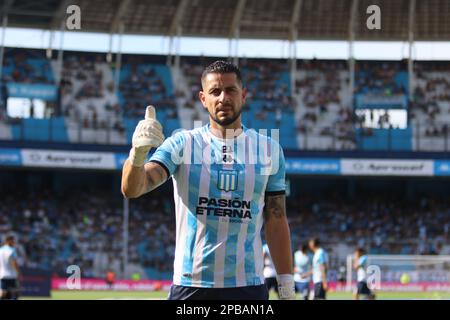 Avellaneda, Argentinien, 12, März 2023. Gabriel Arias vom Racing Club begrüßt während des Spiels zwischen Racing Club und Club Atletico Sarmiento, Spiel 7, Professional Soccer League of Argentina 2023 (Liga Profesional de Futbol 2023 - Torneo Binance). Kredit: Fabideciria. Stockfoto