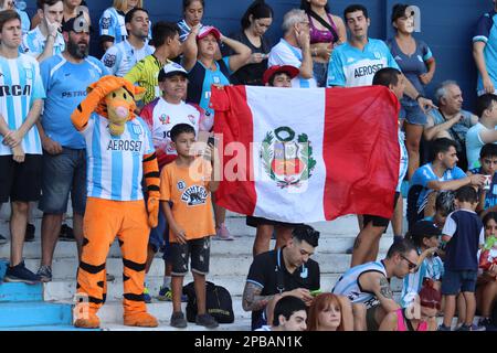 Avellaneda, Argentinien, 12, März 2023. Racing Club-Fan mit Tigerbekleidung während des Spiels zwischen Racing Club und Club Atletico Sarmiento, Spiel 7, Professional Soccer League of Argentina 2023 (Liga Profesional de Futbol 2023 - Torneo Binance). Kredit: Fabideciria. Stockfoto