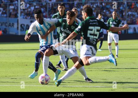 Avellaneda, Argentinien, 12, März 2023. Johan Carbonero vom Racing Club in Aktion während des Spiels zwischen Racing Club und Club Atletico Sarmiento, Spiel 7, Professional Soccer League of Argentina 2023 (Liga Profesional de Futbol 2023 - Torneo Binance). Kredit: Fabideciria. Stockfoto