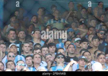 Avellaneda, Argentinien, 12, März 2023. Fans unterstützten die Wärme während des Spiels zwischen Racing Club und Club Atletico Sarmiento, Spiel 7, Professional Soccer League of Argentina 2023 (Liga Profesional de Futbol 2023 - Torneo Binance). Kredit: Fabideciria. Stockfoto