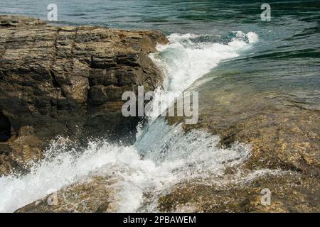 Rio Baker (grüner Bäcker), der über einen Felsvorsprung in der Nähe des Zusammenflusses Rio Nef, Patagonien, Chile fließt Stockfoto