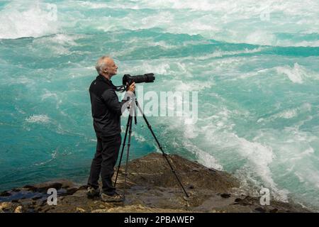 Eddie Sololway fotografiert in den Rio Baker Stromschnellen in der Nähe des Zusammenflusses Rio Nef, Patagonien, Chile Stockfoto