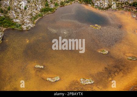 Luftaufnahme eines farbenfrohen kleinen Teiches, Cordon Soler, Aysen, Chile Stockfoto
