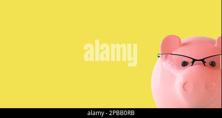 Sparschwein mit Brille auf gelbem Hintergrund, Platz für Text. Finanzen, Geld sparen – Banner. 3D Abbildung. Pinkfarbenes Sparschwein isoliert auf gelbem Lay Stockfoto