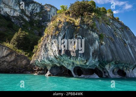 Marmorhöhle mit Marmorklippen im Hintergrund, Lago General Carrera, Patagonien Stockfoto