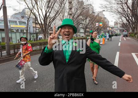 Tokio, Japan. 12. März 2023. Eine Tanztruppe tritt bei der Parade zum Saint Patrick's Day 28. in Omotesando, Tokio, auf. Die Parade ist die größte und älteste St. Patrick's Day Veranstaltung in Asien und kehrte dieses Jahr nach einer 3-jährigen Pause durch den Coronavirus zurück. Es war ein zweitägiges 'I love Ireland' Festival mit Essen, Musik und anderen kulturellen Veranstaltungen im nahe gelegenen Yoyogi Park. (Foto: Damon Coulter/SOPA Images/Sipa USA) Guthaben: SIPA USA/Alamy Live News Stockfoto