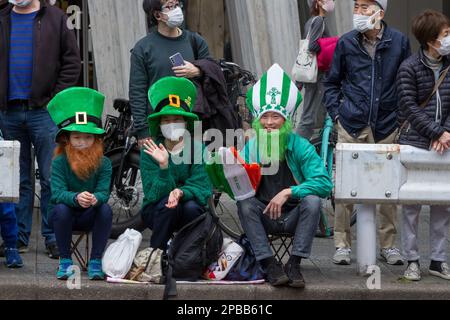 Tokio, Japan. 12. März 2023. Die Teilnehmer nehmen an der Parade zum Saint Patrick's Day 28. in Omotesando, Tokio, Teil. Die Parade ist die größte und älteste St. Patrick's Day Veranstaltung in Asien und kehrte dieses Jahr nach einer 3-jährigen Pause durch den Coronavirus zurück. Es war ein zweitägiges 'I love Ireland' Festival mit Essen, Musik und anderen kulturellen Veranstaltungen im nahe gelegenen Yoyogi Park. (Foto: Damon Coulter/SOPA Images/Sipa USA) Guthaben: SIPA USA/Alamy Live News Stockfoto