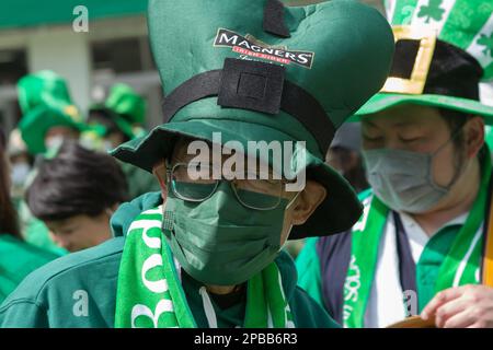 Tokio, Japan. 12. März 2023. Teilnehmer an der Parade zum Saint Patrick's Day 28. in Omotesando, Tokio. Die Parade ist die größte und älteste St. Patrick's Day Veranstaltung in Asien und kehrte dieses Jahr nach einer 3-jährigen Pause durch den Coronavirus zurück. Es war ein zweitägiges 'I love Ireland' Festival mit Essen, Musik und anderen kulturellen Veranstaltungen im nahe gelegenen Yoyogi Park. (Foto: Damon Coulter/SOPA Images/Sipa USA) Guthaben: SIPA USA/Alamy Live News Stockfoto