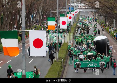 Tokio, Japan. 12. März 2023. Die Teilnehmer nehmen an der Parade zum Saint Patrick's Day 28. in Omotesando, Tokio, Teil. Die Parade ist die größte und älteste St. Patrick's Day Veranstaltung in Asien und kehrte dieses Jahr nach einer 3-jährigen Pause durch den Coronavirus zurück. Es war ein zweitägiges 'I love Ireland' Festival mit Essen, Musik und anderen kulturellen Veranstaltungen im nahe gelegenen Yoyogi Park. (Foto: Damon Coulter/SOPA Images/Sipa USA) Guthaben: SIPA USA/Alamy Live News Stockfoto