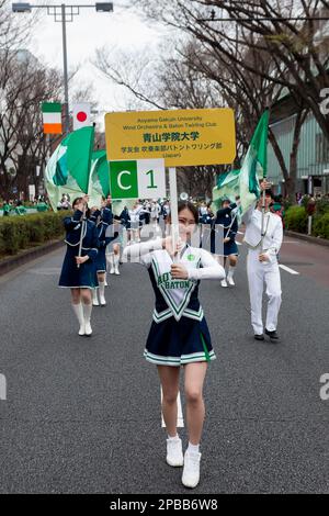 Tokio, Japan. 12. März 2023. Die Teilnehmer nehmen an der Parade zum Saint Patrick's Day 28. in Omotesando, Tokio, Teil. Die Parade ist die größte und älteste St. Patrick's Day Veranstaltung in Asien und kehrte dieses Jahr nach einer 3-jährigen Pause durch den Coronavirus zurück. Es war ein zweitägiges 'I love Ireland' Festival mit Essen, Musik und anderen kulturellen Veranstaltungen im nahe gelegenen Yoyogi Park. (Foto: Damon Coulter/SOPA Images/Sipa USA) Guthaben: SIPA USA/Alamy Live News Stockfoto