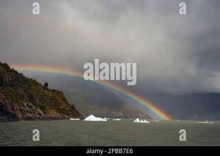 Nach dem Fotografieren von Eisflecken vom Jorge-Monte-Gletscher erschien am Ende des Tages, Patagonien, ein Regenbogen Stockfoto