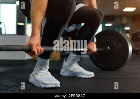 Der Blonde trainiert im Fitnessstudio Stockfoto