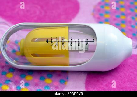 Einweg-PCA-Pumpeninfusion mit patientenkontrolliertem Analgetikum, postoperatives Schmerzmanagement, frühzeitige Mobilisation und macht häusliche Therapie möglich esp Stockfoto