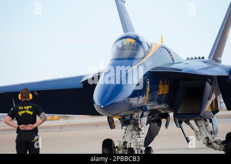 El Centro, Kalifornien, USA. 11. März 2023. US Navy Blue Angel Pilot LT. Amanda Lee an der Steuerung ihrer F/A-18E/F Super Hornet, während sie ihren Motor in Vorbereitung auf den Start vergöttert. Leutnant Lee wurde die erste weibliche Kampfjet-Pilotin der Blue Angels in der 76-jährigen Geschichte der Staffel am 11. März auf der Luftwaffenshow der El Centro Naval Air Facility in El Centro, Kalifornien. Leutnant Amanda Lee fliegt Teamposition 3 in der aerobatischen Stuntaufführung. Ihr historischer Flug wurde von über 12.000 Teilnehmern bezeugt. Die Mission des Teams ist es, die Teamarbeit und Professionalität der US Navy und Marin zu demonstrieren Stockfoto