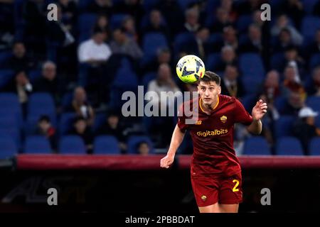 Rom, Italien. 12. März 2023. Marash Kumbulla von AS Roma leitet den Ball während des Fußballspiels der Serie A zwischen Roma und Sassuolo im Olympiastadion von Rom, Rom, Italien, am 12. März 2023. Kredit: Riccardo De Luca - Update Images/Alamy Live News Stockfoto