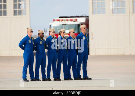 El Centro, Kalifornien, USA. 11. März 2023. USA Die Navy-Pilotin LT. Amanda Lee steht neben ihren Teamkollegen der Blue Angels zu Beginn ihres Auftritts auf der El Centro Naval Air Facility Air Show in der Nähe. Leutnant Lee wurde die erste weibliche Kampfjet-Pilotin der Blue Angels in der 76-jährigen Geschichte der Staffel am 11. März auf der Luftwaffenshow der El Centro Naval Air Facility in El Centro, Kalifornien. Leutnant Amanda Lee fliegt Teamposition 3 in der aerobatischen Stuntaufführung. Ihr historischer Flug wurde von über 12.000 Teilnehmern bezeugt. Die Mission des Teams ist es, die Teamarbeit und die Bekenntnis zu präsentieren Stockfoto