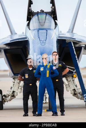 El Centro, Kalifornien, USA. 11. März 2023. Nach Abschluss ihrer ersten öffentlichen Flugshow als Pilot des Blauen Engels, U.S. Lieutenant Amanda Lee posiert mit ihrer Crew vor ihrem F/A-18E/F Super Hornet. Leutnant Lee wurde die erste weibliche Kampfjet-Pilotin der Blue Angels in der 76-jährigen Geschichte der Staffel am 11. März auf der Luftwaffenshow der El Centro Naval Air Facility in El Centro, Kalifornien. Leutnant Amanda Lee fliegt Teamposition 3 in der aerobatischen Stuntaufführung. Ihr historischer Flug wurde von über 12.000 Teilnehmern bezeugt. Die Mission des Teams besteht darin, die Teamarbeit und Professionalität des Referats zu demonstrieren Stockfoto