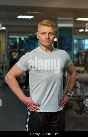 Der Blonde trainiert im Fitnessstudio Stockfoto