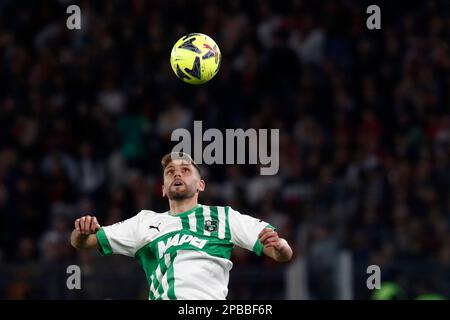 Rom, Italien. 12. März 2023. Domenico Berardi von Sassuolo leitet den Ball während des Fußballspiels der Serie A zwischen Roma und Sassuolo im Olympiastadion von Rom, Rom, Italien, am 12. März 2023. Kredit: Riccardo De Luca - Update Images/Alamy Live News Stockfoto