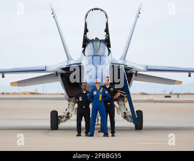 El Centro, Kalifornien, USA. 11. März 2023. Nach Abschluss ihrer ersten öffentlichen Flugshow als Pilot des Blauen Engels, U.S. Lieutenant Amanda Lee posiert mit ihrer Crew vor ihrem F/A-18E/F Super Hornet. Leutnant Lee wurde die erste weibliche Kampfjet-Pilotin der Blue Angels in der 76-jährigen Geschichte der Staffel am 11. März auf der Luftwaffenshow der El Centro Naval Air Facility in El Centro, Kalifornien. Leutnant Amanda Lee fliegt Teamposition 3 in der aerobatischen Stuntaufführung. Ihr historischer Flug wurde von über 12.000 Teilnehmern bezeugt. Die Mission des Teams besteht darin, die Teamarbeit und Professionalität des Referats zu demonstrieren Stockfoto