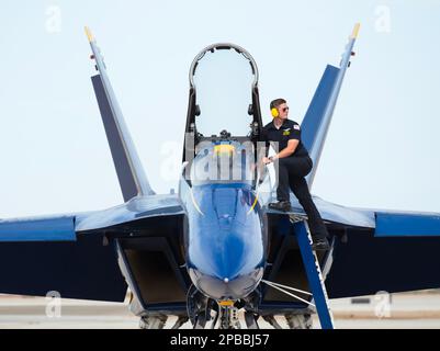 El Centro, Kalifornien, USA. 11. März 2023. US Navy Blue Angel Pilot LT. Amanda Lee an der Steuerung ihres F/A-18E/F Super Hornet, während sie ihr Flugzeug für den Start der Flugshow vorbereitet. Leutnant Lee wurde die erste weibliche Kampfjet-Pilotin der Blue Angels in der 76-jährigen Geschichte der Staffel am 11. März auf der Luftwaffenshow der El Centro Naval Air Facility in El Centro, Kalifornien. Leutnant Amanda Lee fliegt Teamposition 3 in der aerobatischen Stuntaufführung. Ihr historischer Flug wurde von über 12.000 Teilnehmern bezeugt. Die Mission des Teams ist es, die Teamarbeit und Professionalität der US Navy und M zu demonstrieren Stockfoto