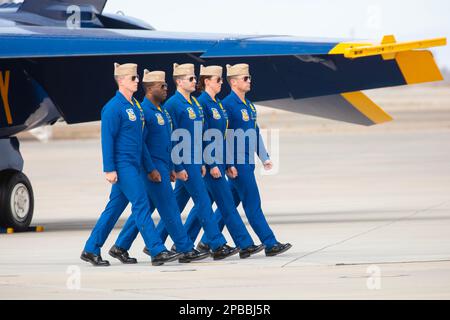 El Centro, Kalifornien, USA. 11. März 2023. USA Die Navy-Pilotin LT. Amanda Lee wird zu Beginn ihrer Aufführung auf der El Centro Air Show mit vier ihrer fünf Teamkollegen herumlaufen sehen. Leutnant Lee wurde die erste weibliche Kampfjet-Pilotin der Blue Angels in der 76-jährigen Geschichte der Staffel am 11. März auf der Luftwaffenshow der El Centro Naval Air Facility in El Centro, Kalifornien. Leutnant Amanda Lee fliegt Teamposition 3 in der aerobatischen Stuntaufführung. Ihr historischer Flug wurde von über 12.000 Teilnehmern bezeugt. Die Mission des Teams ist es, die Teamarbeit und Professionalität der US Navy und Ma zu demonstrieren Stockfoto