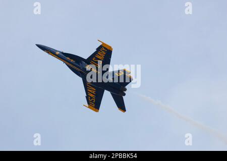 El Centro, Kalifornien, USA. 11. März 2023. USA Lieutenant Amanda Lee, die Navy-Pilotin, wird bei ihren F/A-18E/F-Flugmanövern während der El Centro Air Show gesehen. Leutnant Lee wurde die erste weibliche Kampfjet-Pilotin der Blue Angels in der 76-jährigen Geschichte der Staffel am 11. März auf der Luftwaffenshow der El Centro Naval Air Facility in El Centro, Kalifornien. Leutnant Amanda Lee fliegt Teamposition 3 in der aerobatischen Stuntaufführung. Ihr historischer Flug wurde von über 12.000 Teilnehmern bezeugt. Die Mission des Teams ist es, die Teamarbeit und Professionalität der US Navy und des Marine Corps während des Fluges zu demonstrieren Stockfoto