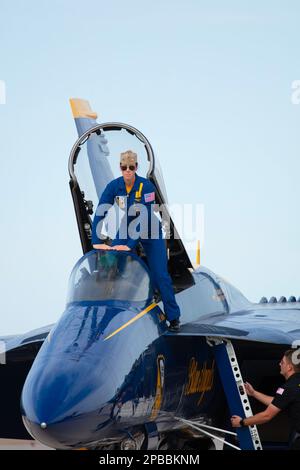 El Centro, Kalifornien, USA. 11. März 2023. USA Navy LT. Amanda Lee posiert für Zuschauer der Air Show, kurz bevor sie in ihre F/A-18E/F Super Hornet klettert. Leutnant Lee wurde die erste weibliche Kampfjet-Pilotin der Blue Angels in der 76-jährigen Geschichte der Staffel am 11. März auf der Luftwaffenshow der El Centro Naval Air Facility in El Centro, Kalifornien. Leutnant Amanda Lee fliegt Teamposition 3 in der aerobatischen Stuntaufführung. Ihr historischer Flug wurde von über 12.000 Teilnehmern bezeugt. Die Mission des Teams ist es, die Teamarbeit und Professionalität der US Navy und des Marine Corps durch Flugdämonstr zu demonstrieren Stockfoto