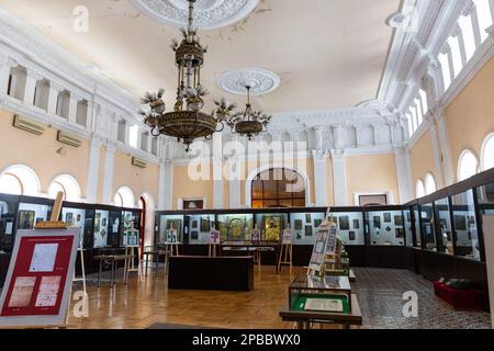 Kutaisi, Georgia, 04.06.21. Niko Berdzenishvili Kutaisi State History Museum, Hauptausstellungsraum mit alten Glasvorführungen. Stockfoto