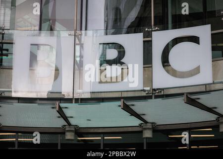 London, Großbritannien. 12. März 2023. Die Fassade des BBC Broadcasting House im Zentrum von London heute. Das Unternehmen war in den Schlagzeilen, nachdem der BBC Sports-Moderator Gary Lineker seine Kommentare in sozialen Medien veröffentlicht hatte, die von einigen als kontrovers angesehen wurden. Kredit: Imageplotter/Alamy Live News Stockfoto