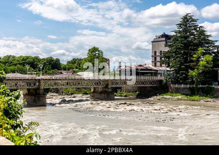 Weiße Brücke, historische Fußgängerbrücke aus Metall im alten Teil von Kutaisi, Georgia, mit dem Fluss Rioni und berühmten weißen Felsen. Stockfoto