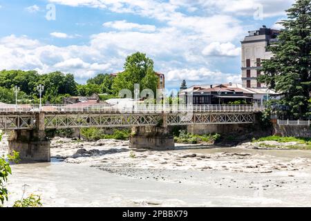 Weiße Brücke, historische Fußgängerbrücke aus Metall im alten Teil von Kutaisi, Georgia, mit dem Fluss Rioni und berühmten weißen Felsen. Stockfoto