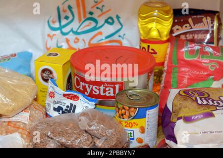 Kairo, Ägypten, März 12 2023: Grundnahrungsmittelversorgung Öl, Ghee, Zucker, Linsen, Favabohnen, Reis, Makkaroni, Salz, Tee und der Ramadan-Monat Yamis Stockfoto