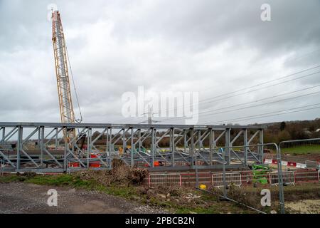 Wendover, Buckinghamshire, Großbritannien. 12. März 2023. Eine Baustelle für Hochgeschwindigkeitszüge HS2 in Wendover, Buckinghamshire. HS2 haben sechs Wohnhäuser abgerissen und bauen derzeit eine neue provisorische Straße mit einer großen Metallbrücke (siehe Abbildung), die zwei Jahre lang in Betrieb sein wird. Es wurde bekannt gegeben, dass die Phase von Birmingham nach Crewe HS2 aufgrund steigender Kosten ausgesetzt wurde. HS2 die Kosten werden voraussichtlich auf über 100 Milliarden Pfund ansteigen. Kredit: Maureen McLean/Alamy Live News Stockfoto