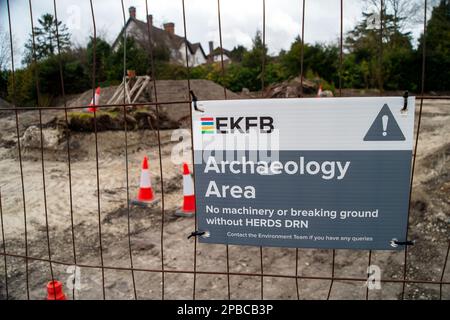 Wendover, Buckinghamshire, Großbritannien. 12. März 2023. EKFB soll Archäologie in Wendover betreiben, wo HS2 sechs Wohnhäuser abgerissen haben. Es wurde bekannt gegeben, dass die Phase von Birmingham nach Crewe HS2 aufgrund steigender Kosten ausgesetzt wurde. HS2 die Kosten werden voraussichtlich auf über 100 Milliarden Pfund ansteigen. Kredit: Maureen McLean/Alamy Live News Stockfoto