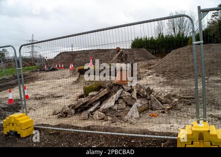 Wendover, Buckinghamshire, Großbritannien. 12. März 2023. EKFB soll Archäologie in Wendover betreiben, wo HS2 sechs Wohnhäuser abgerissen haben. Es wurde bekannt gegeben, dass die Phase von Birmingham nach Crewe HS2 aufgrund steigender Kosten ausgesetzt wurde. HS2 die Kosten werden voraussichtlich auf über 100 Milliarden Pfund ansteigen. Kredit: Maureen McLean/Alamy Live News Stockfoto