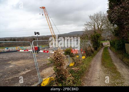 Wendover, Buckinghamshire, Großbritannien. 12. März 2023. Eine Baustelle für Hochgeschwindigkeitszüge HS2 in Wendover, Buckinghamshire. HS2 haben sechs Wohnhäuser abgerissen und bauen derzeit eine neue provisorische Straße mit einer großen Metallbrücke (siehe Abbildung), die zwei Jahre lang in Betrieb sein wird. Es wurde bekannt gegeben, dass die Phase von Birmingham nach Crewe HS2 aufgrund steigender Kosten ausgesetzt wurde. HS2 die Kosten werden voraussichtlich auf über 100 Milliarden Pfund ansteigen. Kredit: Maureen McLean/Alamy Live News Stockfoto