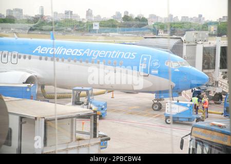 Buenos Aires, Argentinien, 18. November 2022: Das Flugzeug der Aerolineas Argentinas aus der Sicht einer Bordbrücke am Flughafen Jorge Newbery Stockfoto