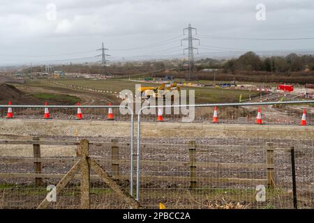 Wendover, Buckinghamshire, Großbritannien. 12. März 2023. Eine Baustelle für Hochgeschwindigkeitszüge HS2 in Wendover, Buckinghamshire. HS2 haben sechs Wohnhäuser abgerissen und bauen derzeit eine neue provisorische Straße mit einer großen Metallbrücke, die zwei Jahre lang in Betrieb sein wird. Es wurde bekannt gegeben, dass die Phase von Birmingham nach Crewe HS2 aufgrund steigender Kosten ausgesetzt wurde. HS2 die Kosten werden voraussichtlich auf über 100 Milliarden Pfund ansteigen. Kredit: Maureen McLean/Alamy Live News Stockfoto