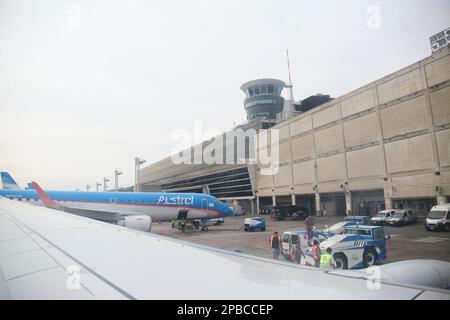 Buenos Aires, Argentinien, 18. November 2022: Einstiegsbereich des internationalen Flughafens Jorge Newbery mit Blick vom Fenster einer gewerblich geparkten Aircr Stockfoto