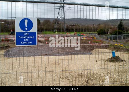 Wendover, Buckinghamshire, Großbritannien. 12. März 2023. Eine Baustelle für Hochgeschwindigkeitszüge HS2 in Wendover, Buckinghamshire. HS2 haben sechs Wohnhäuser abgerissen und bauen derzeit eine neue provisorische Straße mit einer großen Metallbrücke, die zwei Jahre lang in Betrieb sein wird. Es wurde bekannt gegeben, dass die Phase von Birmingham nach Crewe HS2 aufgrund steigender Kosten ausgesetzt wurde. HS2 die Kosten werden voraussichtlich auf über 100 Milliarden Pfund ansteigen. Kredit: Maureen McLean/Alamy Live News Stockfoto