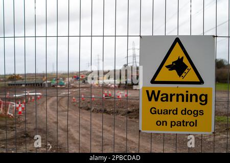 Wendover, Buckinghamshire, Großbritannien. 12. März 2023. Eine Baustelle für Hochgeschwindigkeitszüge HS2 in Wendover, Buckinghamshire. HS2 haben sechs Wohnhäuser abgerissen und bauen derzeit eine neue provisorische Straße mit einer großen Metallbrücke, die zwei Jahre lang in Betrieb sein wird. Es wurde bekannt gegeben, dass die Phase von Birmingham nach Crewe HS2 aufgrund steigender Kosten ausgesetzt wurde. HS2 die Kosten werden voraussichtlich auf über 100 Milliarden Pfund ansteigen. Kredit: Maureen McLean/Alamy Live News Stockfoto