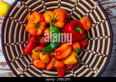 Indischer Korb Mit Süßem Paprika, Still Life Stockfoto