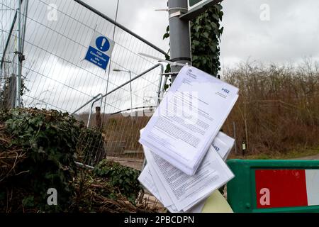 Wendover, Buckinghamshire, Großbritannien. 12. März 2023. HS2 Mitteilungen, die an einen Lampenpfosten in Wendover gebunden sind. Es wurde bekannt gegeben, dass die Phase von Birmingham nach Crewe HS2 aufgrund steigender Kosten ausgesetzt wurde. HS2 die Kosten werden voraussichtlich auf über 100 Milliarden Pfund ansteigen. Kredit: Maureen McLean/Alamy Live News Stockfoto