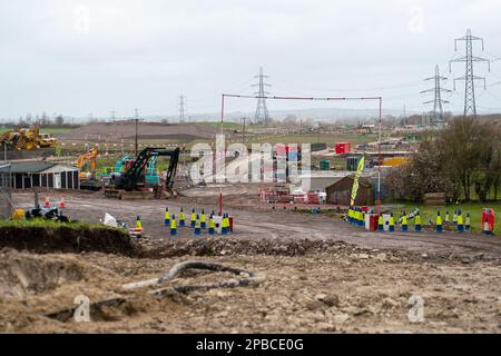 Wendover, Buckinghamshire, Großbritannien. 12. März 2023. Eine Baustelle für Hochgeschwindigkeitszüge HS2 in Wendover, Buckinghamshire. HS2 haben sechs Wohnhäuser abgerissen und bauen derzeit eine neue provisorische Straße mit einer großen Metallbrücke, die zwei Jahre lang in Betrieb sein wird. Es wurde bekannt gegeben, dass die Phase von Birmingham nach Crewe HS2 aufgrund steigender Kosten ausgesetzt wurde. HS2 die Kosten werden voraussichtlich auf über 100 Milliarden Pfund ansteigen. Kredit: Maureen McLean/Alamy Live News Stockfoto